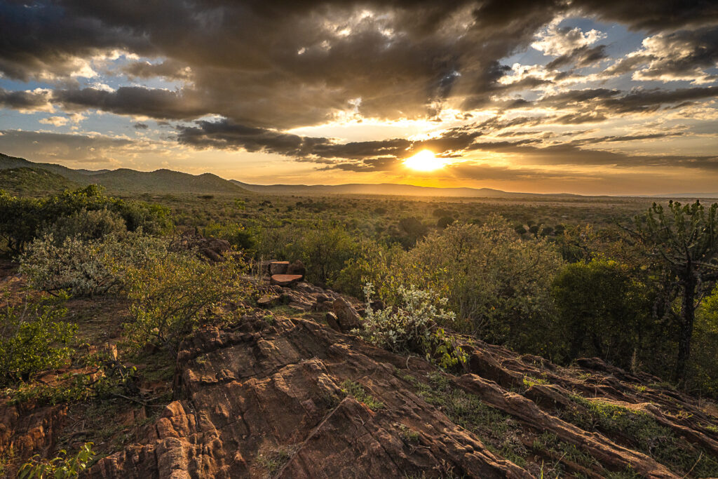 Photo de paysage des collines de Maji moto au coucher du soleil, Kenya