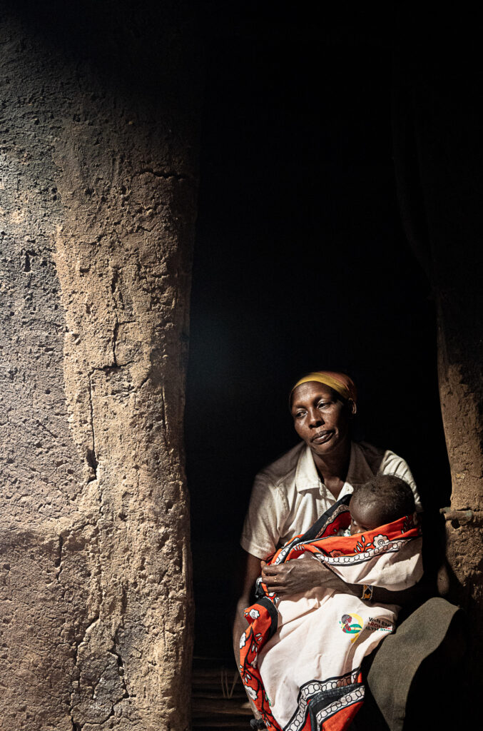 Femme Masai dans la maison traditionnelles Masai